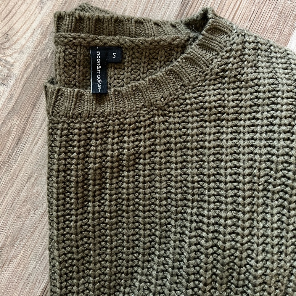Moon & Madison army green knitted crop sweater w/bubble sleeve.